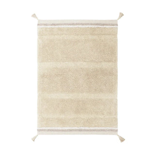 Licht goudkleurig vloerkleed met banen en hoekkwasten.