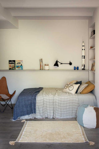 Bloom Golden vloerkleed in een slaapkamer
