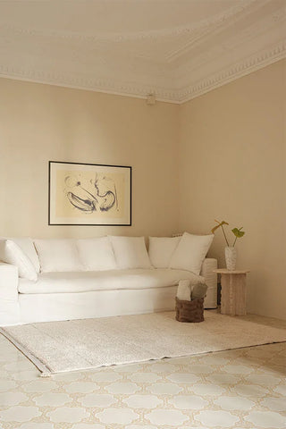 Bloom Natural vloerkleed voor een witte bank