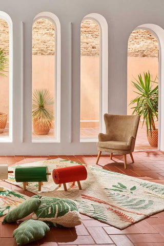 Botanic Plants vloerkleed in een kamer met hoge ramen