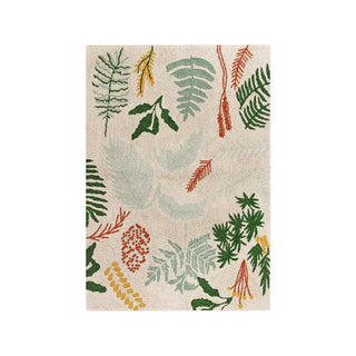 Naturel Botanic-vloerkleed met groene, gele en terracottakleurige bladeren. Op witte achtergrond.