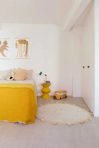 Lorena Canals Bubbly Natural Honey vloerkleed naast een bed