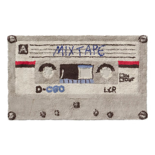 Rechthoekig vloerkleed met cassettebandjesmotief.