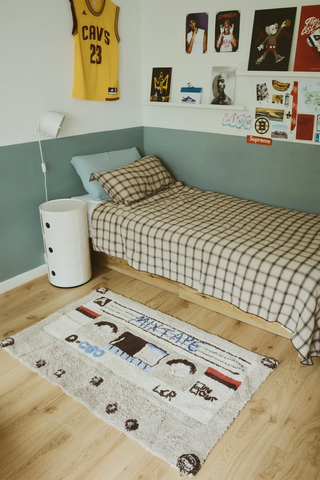 Cassettevloerkleed voor een bed in een kinderkamer.