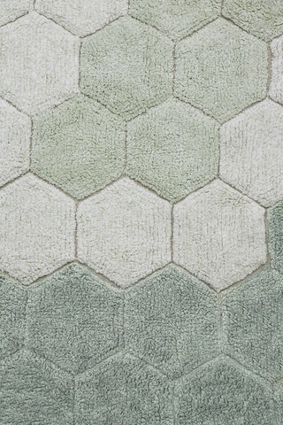 Detail van de blauwgroene honingraten van het Comb-vloerkleed.
