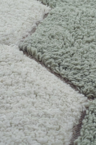 Detail van de zachte pool van het blauwgroene Comb-vloerkleed.