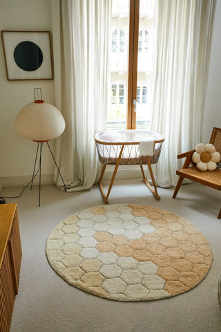 Goudkleurig honingraatvloerkleed in een kamer.