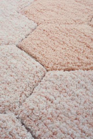 Detail van de pool van het roze Comb-vloerkleed.