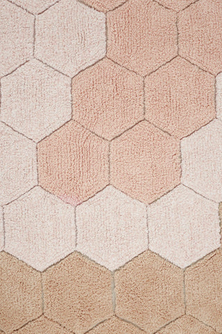 Detail van het honingraatpatroon in lichte en roze tinten.
