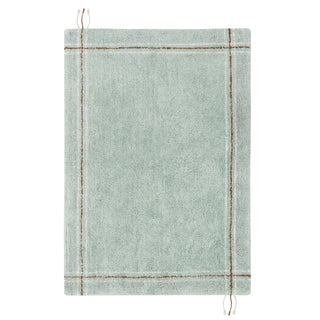 Blauwgroen vloerkleed met donkere randlijnen en uitstekende draden.
