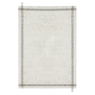 Naturel vloerkleed met donkere randlijnen en uitstekende draden.
