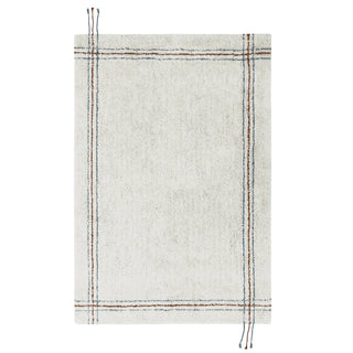 Naturel vloerkleed met donkere randlijnen en uitstekende draden.