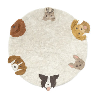 Rond Dogs-vloerkleed met hondenkoppen langs de rand op witte achtergrond.