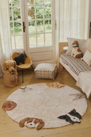 Dogs-vloerkleed met hondenkoppen in een woonkamer.