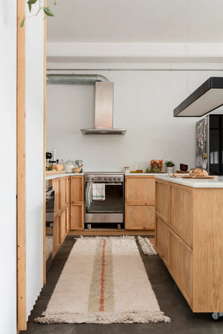 Duetto Sage-loper in een keuken, met lichte omkeerzijde boven.