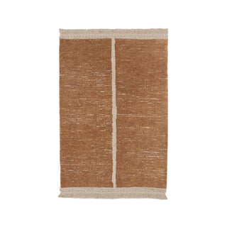 Duetto Toffee-vloerkleed met lichte middenlijn en franjes. Op witte achtergrond.