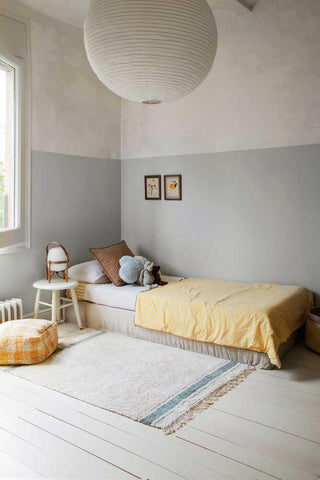 Gastro Vintage Blue vloerkleed naast een bed