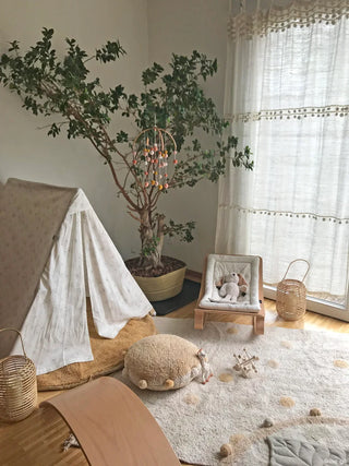 Vloerkleed met honingkleurige stippen in een kinderkamer.