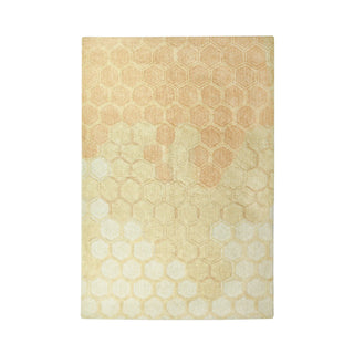 Sweet Honey-vloerkleed met honingkleurig honingraatpatroon. Op witte achtergrond.
