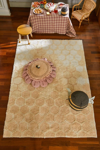 Honingraatvloerkleed bij een gedekte tafel.
