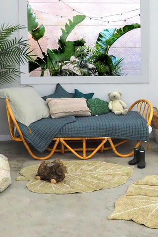 Mini Monstera Olive vloerkleed voor een rotan bank