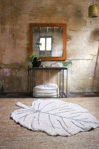 Lorena Canals Monstera Natural bladvormig vloerkleed voor een kast