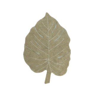 Olijfgroen Monstera-vloerkleed in bladvorm met lichte nerven. Op witte achtergrond.