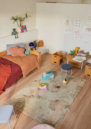 Vloerkleed met bosmotieven in een kinderkamer.