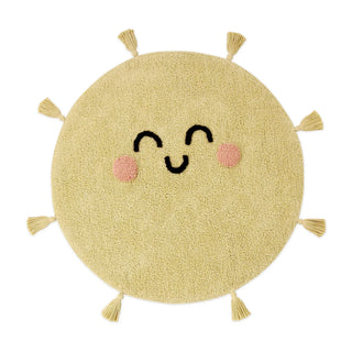 Geel rond zonvloerkleed met gezicht en pompons als stralen.