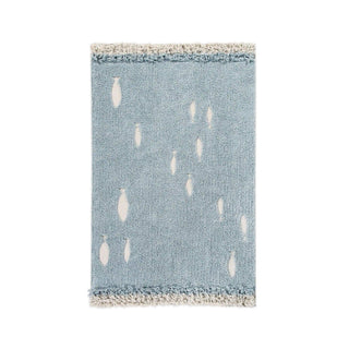 Aquablauw Ocean Shore-vloerkleed met lichte visvormen en franjes. Op witte achtergrond.