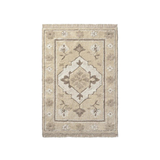 Licht Persian-vloerkleed met een decoratief medaillonpatroon.