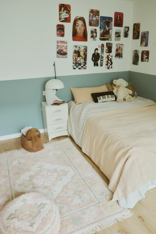 Roze Persian-vloerkleed voor een bed in een kinderkamer.
