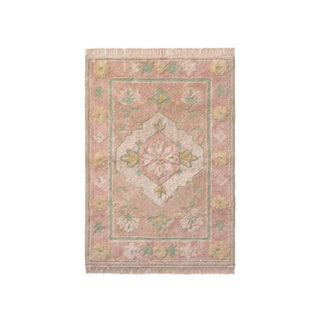 Roze Persian-vloerkleed met een licht en groen sierpatroon.