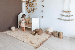Vloerkleed met dennenmotieven in een kinderkamer.
