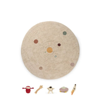Rond speelvloerkleed met gekleurde planeetstippen en losse ruimtefiguren.