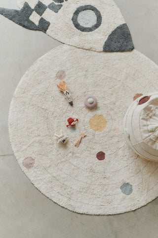 Rond naturel zonnestelselvloerkleed met kleine ruimtethemaspeeltjes.