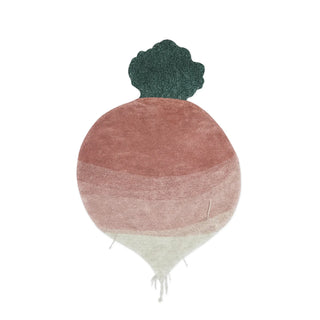 Roze Ramona-radijsvloerkleed met groen blad en wortelfranjes. Op een witte achtergrond.