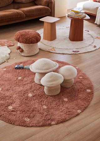 Kastanjekleurig gestippeld vloerkleed met paddenstoelaccessoires.