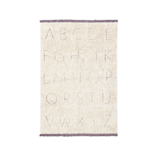 Naturel RugCycled ABC-vloerkleed met reliëfletters en franjes. Op witte achtergrond.