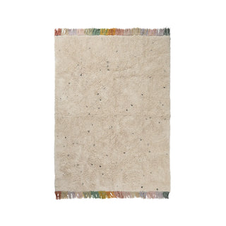 Naturel vloerkleed met kleine stippen en gekleurde franjes.