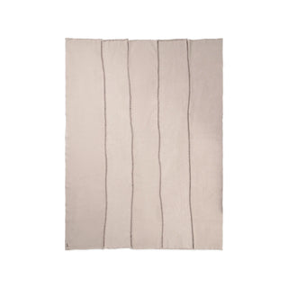 Lichtgrijs Stoashed-vloerkleed met verticale naden. Op witte achtergrond.
