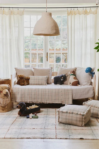 Lorena Canals Tartan Blue Sage vloerkleed bij een bank