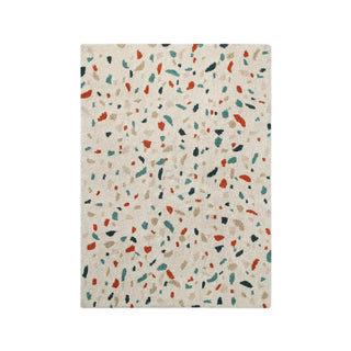 Naturel Terrazzo Marble-vloerkleed met gekleurde spikkels. Op witte achtergrond.