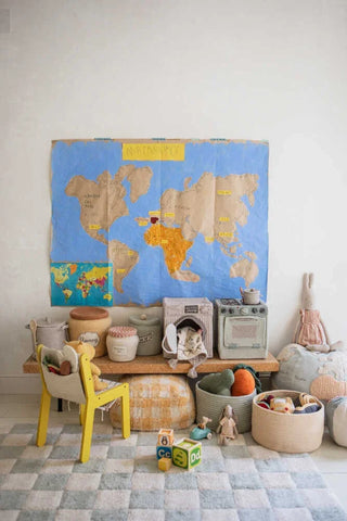 Lorena Canals Tiles Blue Sage vloerkleed in een kinderkamer