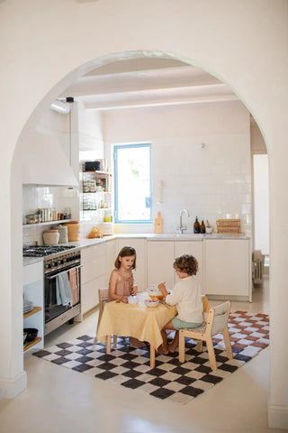 Donkergrijs en naturel Kitchen Tiles-vloerkleed vooraan in een keuken.