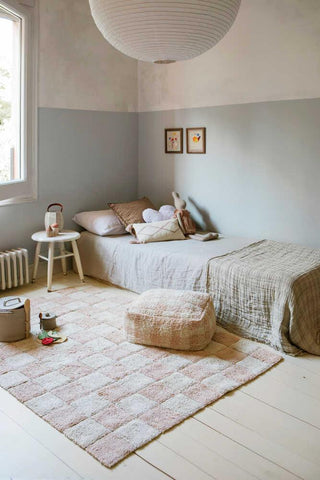 Lorena Canals Kitchen Tiles Rose vloerkleed naast een bed