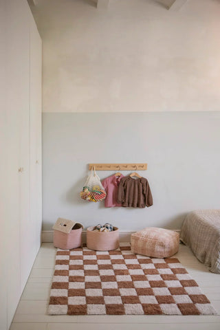 Toffeekleurig en naturel Kitchen Tiles-vloerkleed naast een bed.