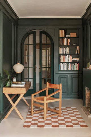 Lorena Canals Kitchen Tiles Toffee vloerkleed bij een houten bureau