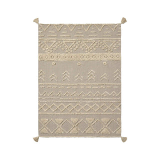 Naturel en bruin Tribu-vloerkleed met lichte reliëfmotieven en vier hoekkwasten.