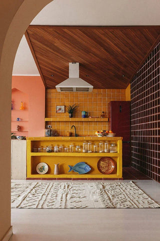 Tribu Natural vloerkleed voor een gele kast